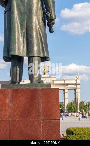 Moskau, Russland - 07.09.2023 - Aufnahme des Haupteingangs der Ausstellung der Leistungen der nationalen Wirtschaft, bekannt als VDNKH. Lenin-Denkmal. Stockfoto