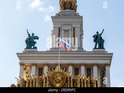 Moskau, Russland - 07.09.2023 - Aufnahme des Haupteingangs der Ausstellung der Leistungen der nationalen Wirtschaft, bekannt als VDNKH. Lenin-Denkmal. Stockfoto