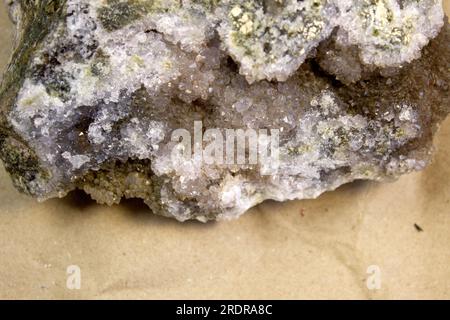 Set aus verschiedenen Amethyst-Naturmineralsteinen und Edelsteinen auf grauem Hintergrund, Draufsicht Stockfoto