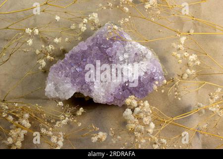 Set aus verschiedenen Amethyst-Naturmineralsteinen und Edelsteinen auf grauem Hintergrund, Draufsicht Stockfoto