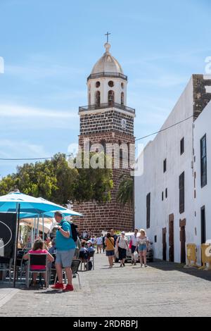 Teguise, Lanzarote, Kanarische Inseln, Spanien - 23. April 2023: Street of Teguise, eine touristische Stadt auf der Insel Lanzarote Stockfoto