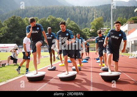 Dimaro, Neapel, Italien. 23. Juli 2023. Khvicha Kvaratskhelia aus Neapel Giovanni Simeone aus Neapel Eljif Elmas aus Neapel während eines Trainingslagers in der Vorsaison, Dimaro Italien (Bild: © Ciro De Luca/ZUMA Press Wire) NUR REDAKTIONELLE VERWENDUNG! Nicht für den kommerziellen GEBRAUCH! Stockfoto