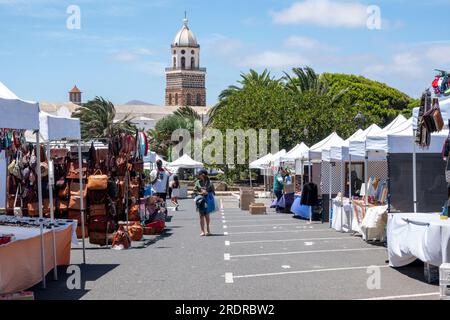 Teguise, Lanzarote, Kanarische Inseln, Spanien - 23. April 2023: Handwerksstände auf dem Sonntagsmarkt von Teguise auf der Kanarischen Insel Lanzarote. Stockfoto