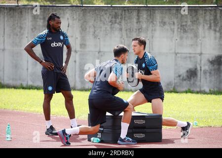 Dimaro, Neapel, Italien. 23. Juli 2023. Andre Frank Anguissa von Neapel Eljif Elmas von Neapel Piotr Zielinski von Neapel während eines Trainingscamps vor der Saison, Dimaro Italien (Bild: © Ciro De Luca/ZUMA Press Wire) NUR REDAKTIONELLE VERWENDUNG! Nicht für den kommerziellen GEBRAUCH! Stockfoto