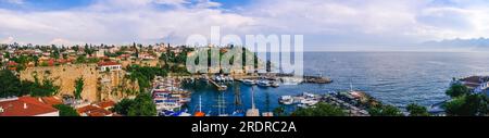 14.06.2023, Antalya, Türkei. Draufsicht auf Antalya Stadt und Hafen mit festgefahrenen Schiffen. Panoramablick auf den alten Hafen und die Innenstadt namens Marina in Antaly Stockfoto