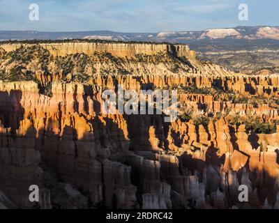 Die Hoodoos des Bryce Canyon-Nationalparks aus der Ferne am späten Nachmittag Stockfoto