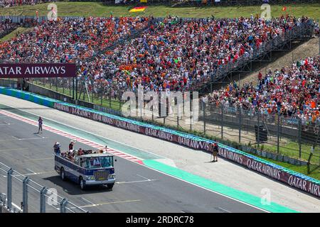 Mogyorod, Hongrie. 23. Juli 2023. Die Fahrerparade an Bord eines alten Busses während des Formel-1-Grand Prix von Katar Airways 2023, der 11. Runde der Formel-1-Weltmeisterschaft 2023 vom 21. Bis 23. Juli 2023 auf dem Hungaroring in Mogyorod, Ungarn - Photo Florent Gooden/DPPI Credit: DPPI Media/Alamy Live News Stockfoto