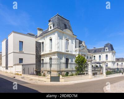 Außenansicht des 4-Sterne-Hotels Hotel de la Cité Royale Restaurant und Spa, Place de Verdun, Loches, Indre-et-Loire (37), Frankreich. Stockfoto