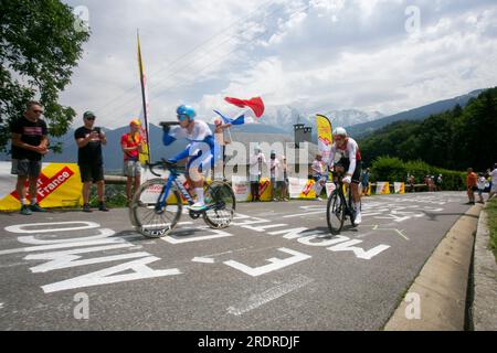 Domancy, Frankreich, 18. Juli 2023: Tour-de-france-Fans jubeln während des Zeitversuchs einen Radfahrer an. Stockfoto