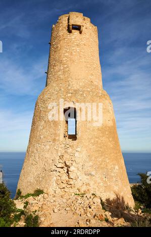 Torre del Gerro aus dem 16. Jahrhundert antiker Wachturm in der Nähe von Denia im Naturpark Montgó (Marina Alta, Alicante, Valencianische Gemeinschaft, Mittelmeer, Spanien) Stockfoto