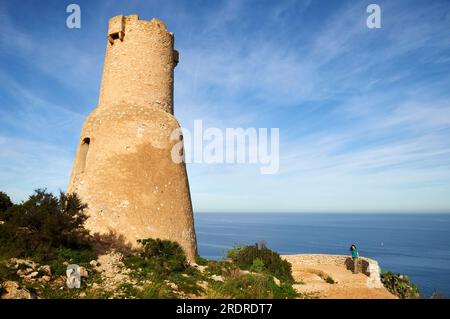 Torre del Gerro aus dem 16. Jahrhundert antiker Wachturm in der Nähe von Denia im Naturpark Montgó (Marina Alta, Alicante, Valencianische Gemeinschaft, Mittelmeer, Spanien) Stockfoto