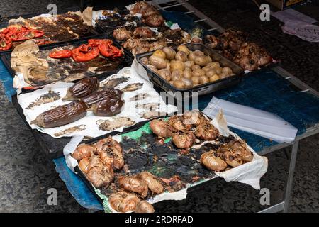 Im Ofen gebratenes Gemüse, das auf einem italienischen Markt in Sizilien verkauft wird, horizontal Stockfoto