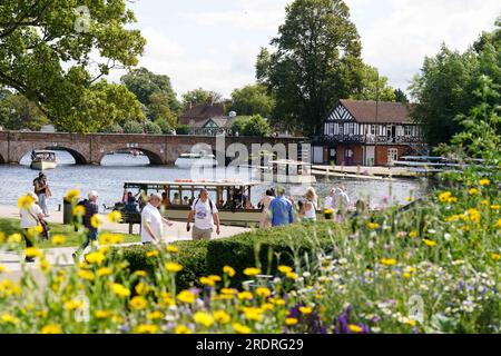 Leute, die das warme Wetter in Stratford-upon-Avon, Warwickshire genießen... Foto: Sonntag, 23. Juli 2023. Stockfoto