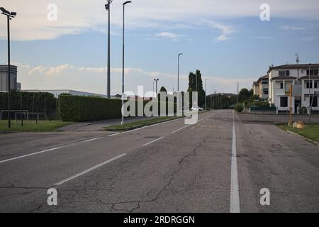 Leere Straße in einem Wohngebiet bei Sonnenuntergang Stockfoto