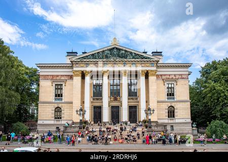 Leute versammeln sich vor Säätytalo vor Null Toleranz! Rassisten aus der Regierungsdemonstration im Bezirk Kruununhaka in Helsinki, Finnland Stockfoto