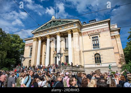 Leute versammeln sich vor Säätytalo vor Nollatoleranssi! Demonstration gegen rechtsextreme Minister in der rechtsgerichteten Koalitionsregierung Finnlands Stockfoto