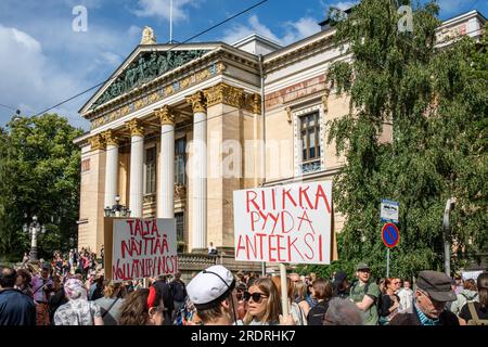 Riikka pyydä anteeksi. Demonstranten versammeln sich vor Säätytalo vor Nollatoleranssi! Demonstration gegen rechtsextreme Minister in der Regierung. Stockfoto