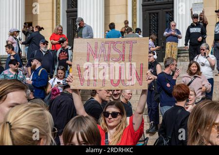 Natsit vittuun. Demonstranten mit einem Pappschild bei der Versammlung vor Nollatoleranssi! Demonstration vor Säätytalo in Helsinki, Finnland. Stockfoto