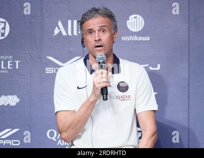 Osaka, Japan. 23. Juli 2023. Luis Enrique, Mitglied der französischen Fußballmannschaft Paris Saint-Germain (PSG) von der neu beigetretenen spanischen Cheftrainer, spricht am Sonntag, den 23. Juli 2023, auf einer Pressekonferenz in Osaka, Westjapan. PSG wird ein Saisonvorspiel gegen Saudi-Arabien Al Nassr spielen. (Foto: Yoshio Tsunoda/AFLO) Kredit: Aflo Co Ltd./Alamy Live News Stockfoto