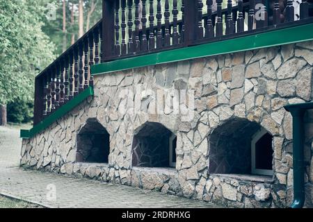 Eine große Veranda im Kloster Ganina Yama in der Region Swerdlowsk, Russland, wurde zum Gedenken an die Romanows gebaut. Aus Holz und Stein. Hochwertiges Foto Stockfoto