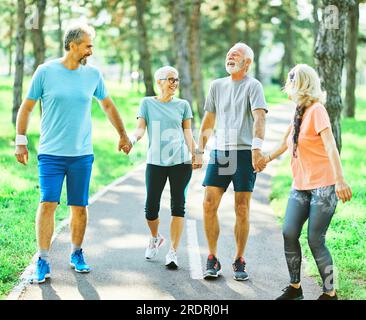 Outdoor Senior Fitness Frau Mann Lifestyle aktiv Sport Übung gesund fit Ruhestand Stockfoto