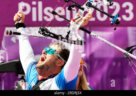 Pilsen, Tschechische Republik. 23. Juli 2023. David Drahoninsky aus der Tschechischen Republik feiert nach dem Sieg des Mixed Team W1-Wettbewerbs bei der World Archery para Championships in Pilsen, Tschechische Republik, am 23. Juli 2023. Kredit: Miroslav Chaloupka/CTK Photo/Alamy Live News Stockfoto