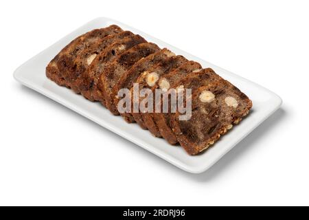 Gericht mit traditionellen österreichischen Kletzenbrot-Scheiben, isoliert auf weißem Hintergrund Stockfoto