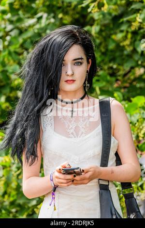 Henham Park, Suffolk, Großbritannien. 23. Juli 2023. Goth Fashion - das Latitude Festival 2023, Henham Park. Kredit: Guy Bell/Alamy Live News Stockfoto