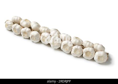 Geflochtene Knoblauchzwiebeln, Nahaufnahme auf weißem Hintergrund isoliert Stockfoto