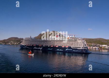 My Schiff Kreuzfahrtschiff im Besitz von TUI, das den Hafen von Honningsvag auf einer Bootstour entlang der norwegischen Küste an einem schönen Juli-Tag in Norwegeneuropa erreicht Stockfoto