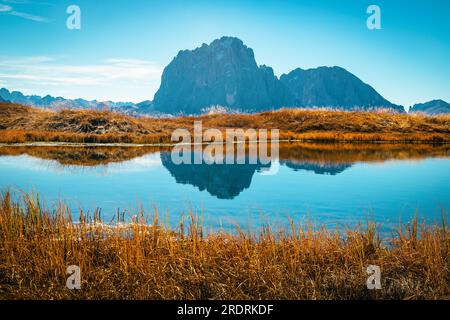 Kleiner alpiner See in der Gebirgsgruppe Puez-Odle, in der Nähe der Seilbahnstation Seceda, Dolomiten, Italien, Europa Stockfoto