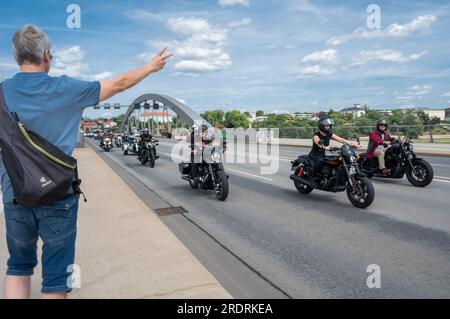 Dresden, Deutschland. 23. Juli 2023. Die Teilnehmer des Festivals sind auf ihrer Harley Davidson auf dem großen Ritt. Nach Angaben des Veranstalters sind am Ende der Harley Days Dresden 2023 bis zu 800 Maschinen auf einer Fahrradparade durch Dresden unterwegs. Kredit: Matthias Rietschel/dpa/ZB/dpa/Alamy Live News Stockfoto