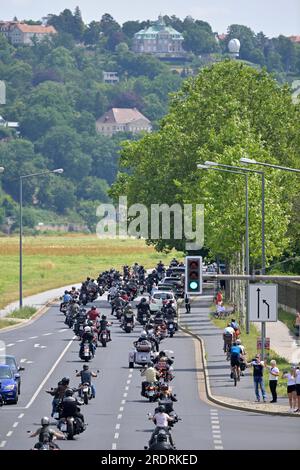 Dresden, Deutschland. 23. Juli 2023. Die Teilnehmer des Festivals sind auf ihrer Harley Davidson auf dem großen Ritt. Nach Angaben des Veranstalters sind am Ende der Harley Days Dresden 2023 bis zu 800 Maschinen auf einer Fahrradparade durch Dresden unterwegs. Kredit: Matthias Rietschel/dpa/ZB/dpa/Alamy Live News Stockfoto