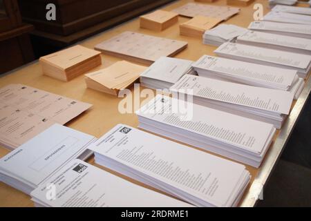 Madrid. 23. Juli 2023. Dieses Foto wurde am 23. Juli 2023 aufgenommen und zeigt die Stimmzettel in einem Wahllokal in Madrid, Spanien. Die Wähler gingen am Sonntag zu den Wahlen in Spanien, um eine blitzschnelle Parlamentswahl abzuhalten, und 37,4 Millionen Spanier haben das Wahlrecht. Die Schnellwahl wurde von Premierminister Pedro Sanchez nach der enttäuschenden Darstellung der spanischen Sozialistischen Arbeiterpartei (PSOE) bei den Kommunal- und Regionalwahlen Ende Mai einberufen. Kredit: Meng Dingbo/Xinhua/Alamy Live News Stockfoto