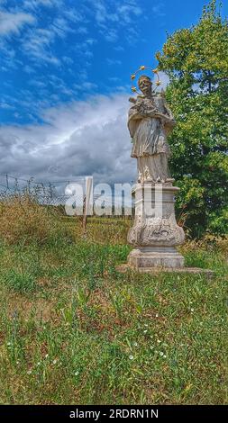 Steinstatue des Heiligen Johannes von Nepomuk oder John Nepomucene (Jan Nepomucký) in Popice bei Znojmo, Tschechien Stockfoto