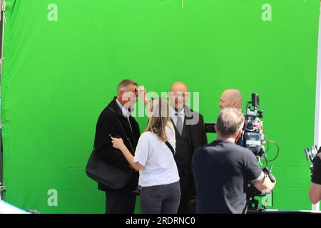 Dreharbeiten in einem Craig-y Don Postamt in Llandudno North Wales. Mr. Bates gegen Post Office ist ein ITV-Drama, das auf einer wahren Geschichte der Ungerechtigkeit von Alan Bates, einem Postmeister, basiert, der sich gegen einen skandalösen Justizirrtum gewehrt hat. Unschuldige Postmeister und Postboten wurden fälschlicherweise des Diebstahls, Betrugs und falscher Buchführung beschuldigt Stockfoto