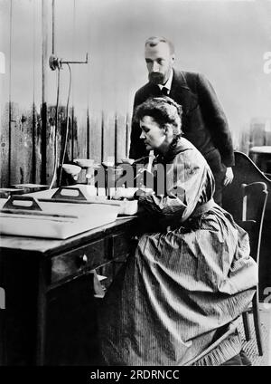 Pierre und Marie Curie arbeiten in ihrem Labor. Stockfoto