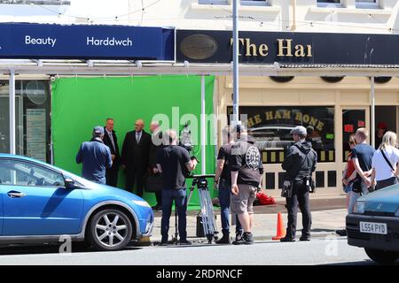 Dreharbeiten in einem Craig-y Don Postamt in Llandudno North Wales. Mr. Bates gegen Post Office ist ein ITV-Drama, das auf einer wahren Geschichte der Ungerechtigkeit von Alan Bates, einem Postmeister, basiert, der sich gegen einen skandalösen Justizirrtum gewehrt hat. Unschuldige Postmeister und Postboten wurden fälschlicherweise des Diebstahls, Betrugs und falscher Buchführung beschuldigt Stockfoto