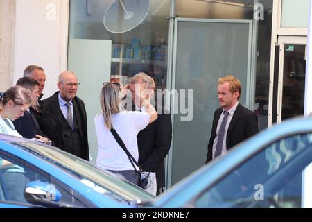 Dreharbeiten in einem Craig-y Don Postamt in Llandudno North Wales. Mr. Bates gegen Post Office ist ein ITV-Drama, das auf einer wahren Geschichte der Ungerechtigkeit von Alan Bates, einem Postmeister, basiert, der sich gegen einen skandalösen Justizirrtum gewehrt hat. Unschuldige Postmeister und Postboten wurden fälschlicherweise des Diebstahls, Betrugs und falscher Buchführung beschuldigt Stockfoto