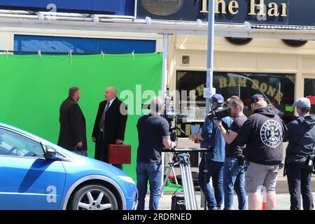 Dreharbeiten in einem Craig-y Don Postamt in Llandudno North Wales. Mr. Bates gegen Post Office ist ein ITV-Drama, das auf einer wahren Geschichte der Ungerechtigkeit von Alan Bates, einem Postmeister, basiert, der sich gegen einen skandalösen Justizirrtum gewehrt hat. Unschuldige Postmeister und Postboten wurden fälschlicherweise des Diebstahls, Betrugs und falscher Buchführung beschuldigt Stockfoto