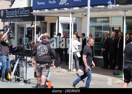 Dreharbeiten in einem Craig-y Don Postamt in Llandudno North Wales. Mr. Bates gegen Post Office ist ein ITV-Drama, das auf einer wahren Geschichte der Ungerechtigkeit von Alan Bates, einem Postmeister, basiert, der sich gegen einen skandalösen Justizirrtum gewehrt hat. Unschuldige Postmeister und Postboten wurden fälschlicherweise des Diebstahls, Betrugs und falscher Buchführung beschuldigt Stockfoto