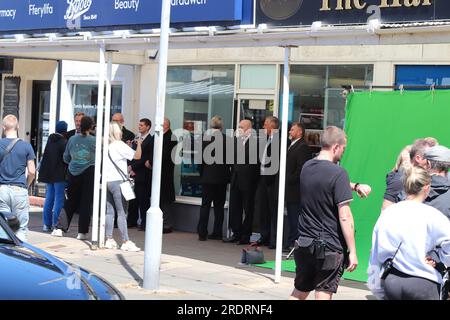 Dreharbeiten in einem Craig-y Don Postamt in Llandudno North Wales. Mr. Bates gegen Post Office ist ein ITV-Drama, das auf einer wahren Geschichte der Ungerechtigkeit von Alan Bates, einem Postmeister, basiert, der sich gegen einen skandalösen Justizirrtum gewehrt hat. Unschuldige Postmeister und Postboten wurden fälschlicherweise des Diebstahls, Betrugs und falscher Buchführung beschuldigt Stockfoto