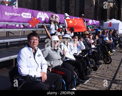 Pilsen, Tschechische Republik. 23. Juli 2023. Chinesische Delegierte jubeln Team China bei den 2023 World Archery para Championships in Pilsen, Tschechische Republik, am 23. Juli 2023 an. Kredit: He Canling/Xinhua/Alamy Live News Stockfoto