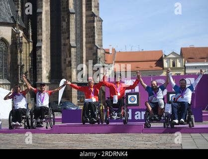 Pilsen, Tschechische Republik. 23. Juli 2023. Medaillen posieren für Fotos während der Preisverleihung des Men W1(REC/COMP) Teams bei der 2023 World Archery para Championships in Pilsen, Tschechische Republik, am 23. Juli 2023. Kredit: He Canling/Xinhua/Alamy Live News Stockfoto