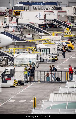 EINDHOVEN - Reisende am Flughafen Eindhoven steigen in ein Transavia Flugzeug nach Rhodos. Transavia fliegt bis auf weiteres weiter zur griechischen Insel. Die Fluggesellschaft hält jedoch mit den Behörden Kontakt, um die Sicherheit zu überwachen. Im Süden von Rhodos wüten Waldbrände. ANP ROB ENGELAAR niederlande raus - belgien raus Stockfoto