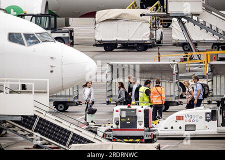 EINDHOVEN - Reisende am Flughafen Eindhoven steigen in ein Flugzeug von Transavia nach Rhodos. Transavia fliegt bis auf weiteres weiter zur griechischen Insel. Die Fluggesellschaft hält jedoch mit den Behörden Kontakt, um die Sicherheit zu überwachen. Im Süden von Rhodos wüten Waldbrände. ANP ROB ENGELAAR niederlande raus - belgien raus Stockfoto