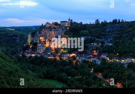 Das Dorf Rocamadour bei Nacht. Regionaler Naturpark der Quercy. Lot, Occitanie, Frankreich Stockfoto