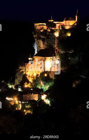 Das Dorf Rocamadour bei Nacht. Regionaler Naturpark der Quercy. Lot, Occitanie, Frankreich Stockfoto