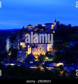 Das Dorf Rocamadour bei Nacht. Regionaler Naturpark der Quercy. Lot, Occitanie, Frankreich Stockfoto