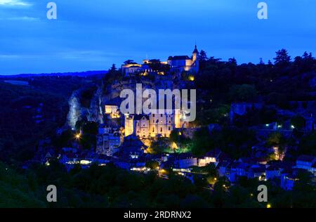 Das Dorf Rocamadour bei Nacht. Regionaler Naturpark der Quercy. Lot, Occitanie, Frankreich Stockfoto